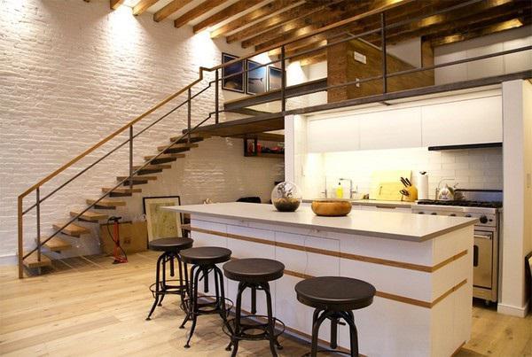 Hệ thống đèn được lắp đặt thông minh từ trên trần gác lửng đến khu vực quầy bar giúp cho căn phòng trở nên sáng