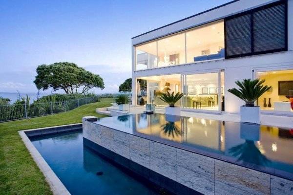 Nhà kính đẹp với hồ bơi bao quanh