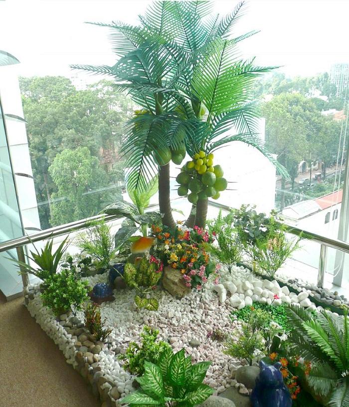 ​Ban công đẹp với sỏi đá và cây giả