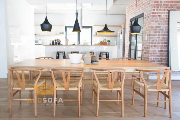 Bàn ăn gỗ sồi hình chữ nhật lớn và rộng rãi