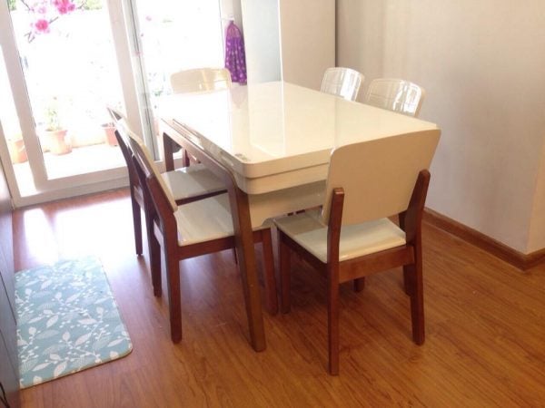 Bàn bếp với không gian chứa đồ bên dưới