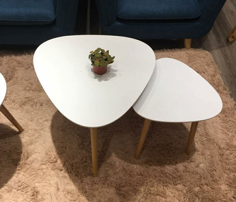 bàn trà dùng để tô thêm vẻ đẹp cho căn phòng