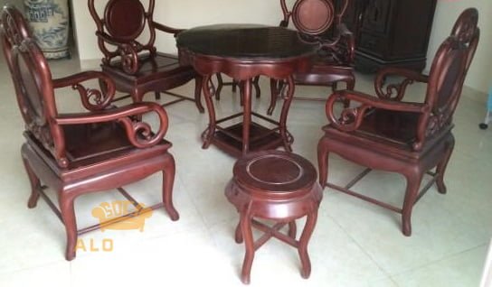 Bàn ghế ăn từ gỗ gụ thiết kế hoa văn uốn lượn