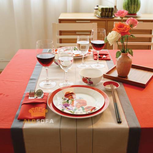 Chọn hoa tươi là cách trang trí bàn ăn đẹp