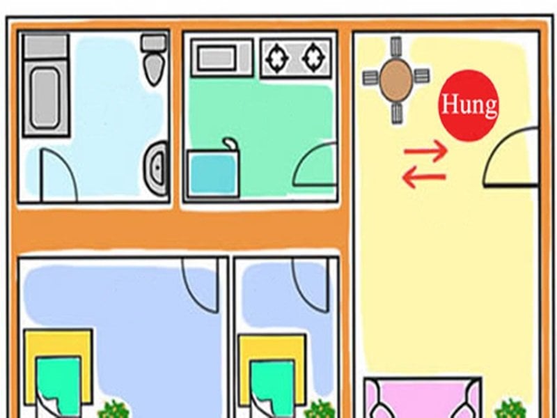 Không đặt gương hoặc vật nhọn trước cửa chính
