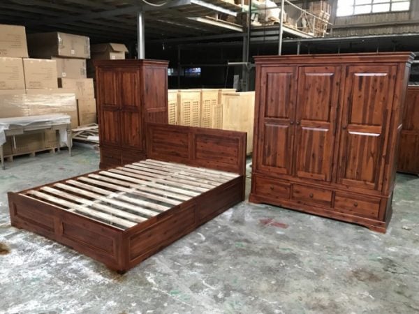 Chiếc giường làm từ gỗ tràm