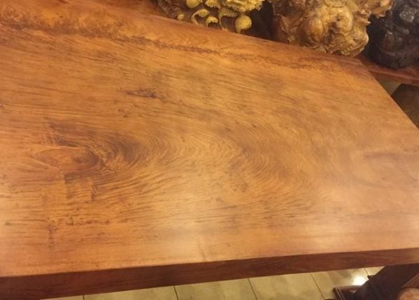 Gỗ đinh hương thường là màu đỏ vàng