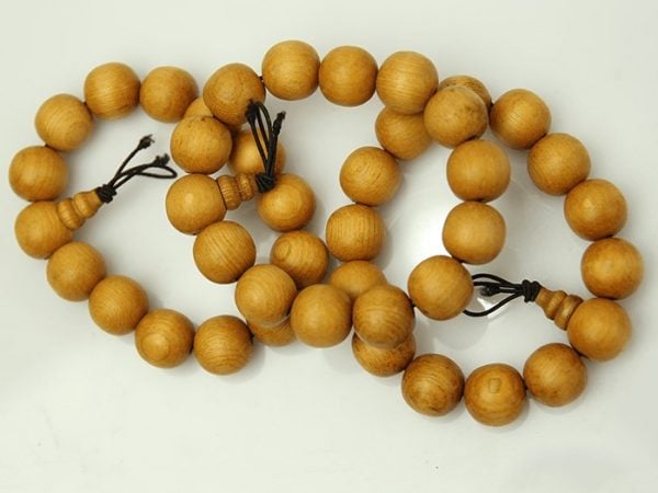 Vòng tay phong thủy từ gỗ cây pơ mu
