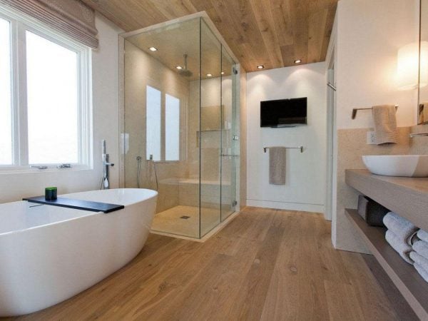 Nhà tắm nền gạch màu gỗ kết hợp vách ngăn kính