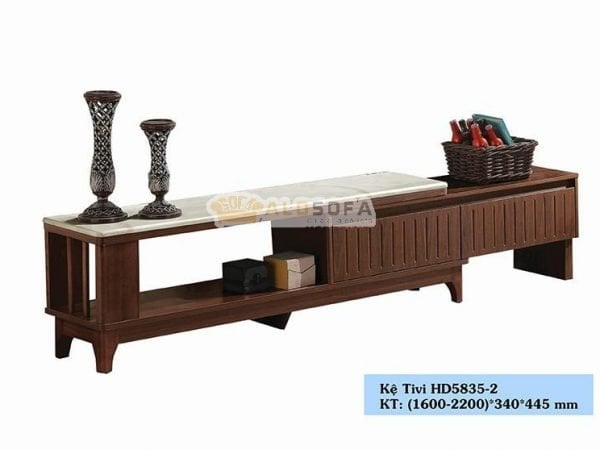 Kệ gỗ bền chắc tạo nên cảm giác vững chãi, an toàn