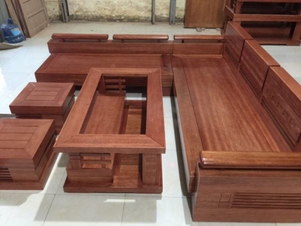 kệ bằng gỗ nguyên khối là một sự lựa chọn độc đáo cho một không gian mở