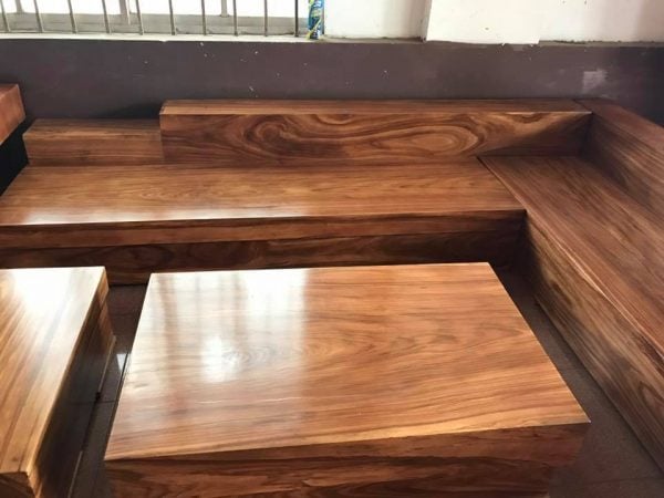 Kệ tivi bằng gỗ nguyên khối rất chắc chắn