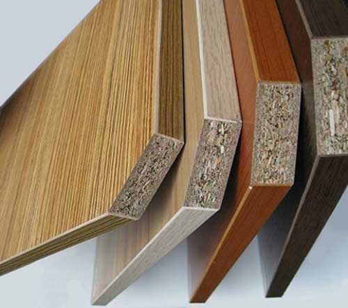 Gỗ MDF thường có màu nâu nhạt hoặc màu vàng đặc trưng