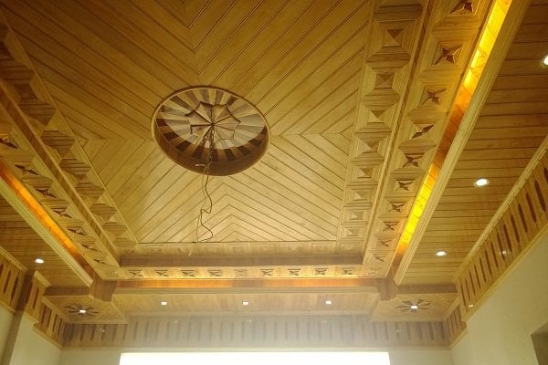 Những gam màu ưu tiên được chọn để làm trần gỗ cho nhà ăn là màu vàng, màu bạc và màu trắng