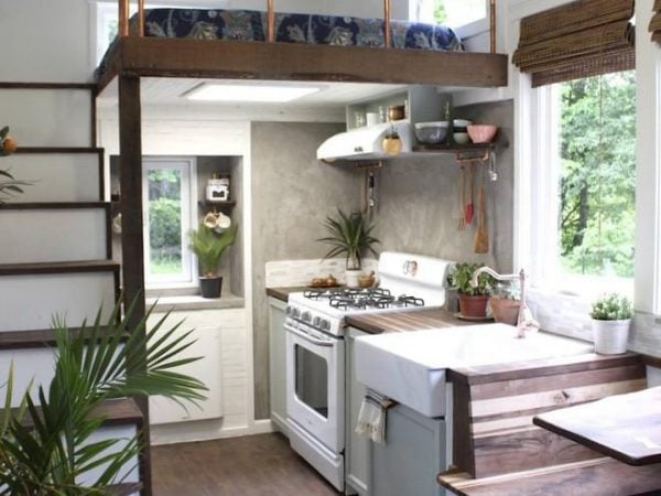 Nhà vệ sinh nhỏ đẹp trung tính bằng cách lát gạch màu trầm