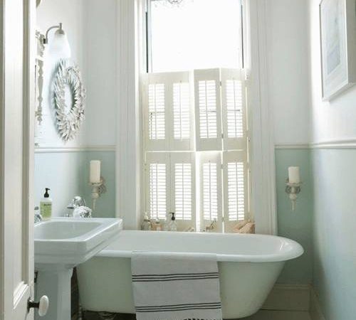 Nhà vệ sinh nhỏ kết hợp màu xanh pastel với bồn tắm chân yếm