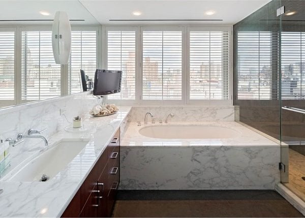 Ốp nhà tắm đẹp với chất liệu đá hoa cương