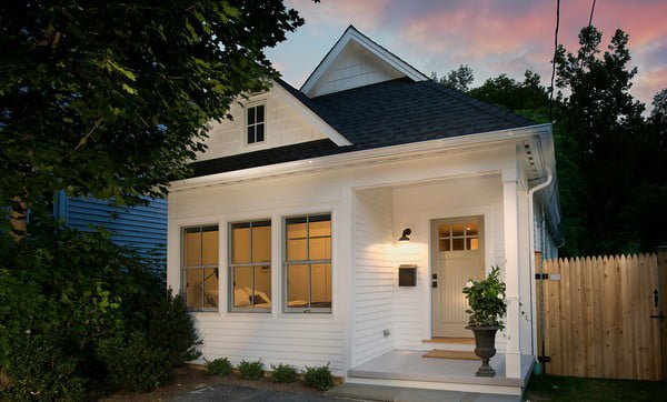 Thiết kế cửa sổ nhôm kính với mái ngói hiện đại cho căn nhà thêm nổi bật giữa không gian sân vườn