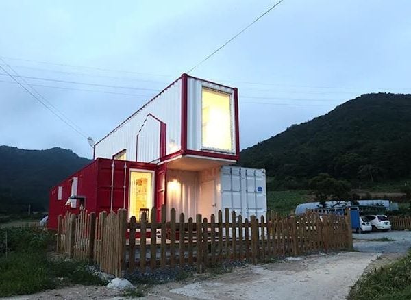 Mẫu nhà làm từ container chồng tầng xô lệch