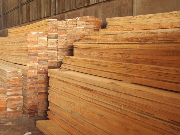 Tâm gỗ Thông có màu đặc trưng là nâu đỏ nhạt