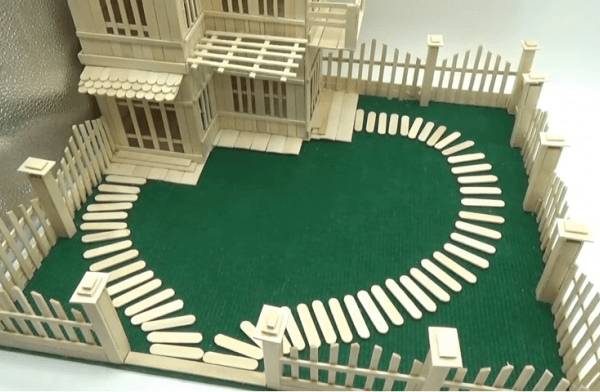 Mẫu nhà bằng que kem đẹp có hàng rào thơ mộng