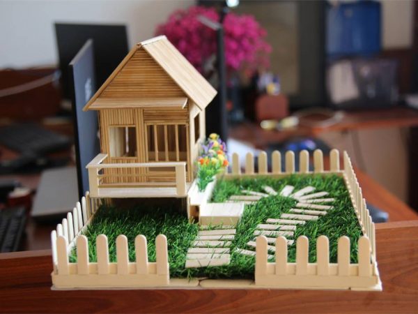 Mẫu nhà bằng que kem có sàn cao và hàng rào