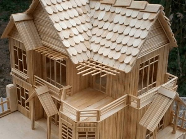 Mẫu nhà bằng que kem với lớp mái giả ngói