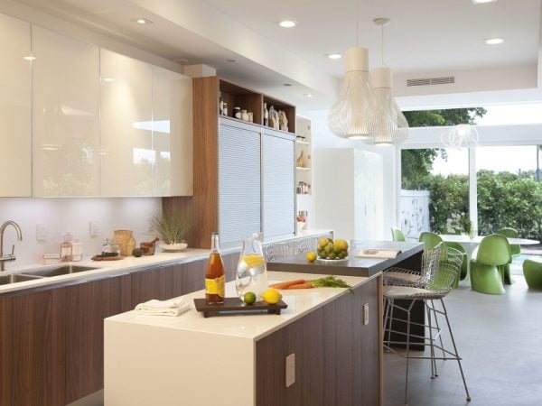 Thiết kế nhà bếp với cửa sổ lớn